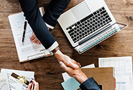 تحليل وصياغة العقود وإجراءات المناقصات